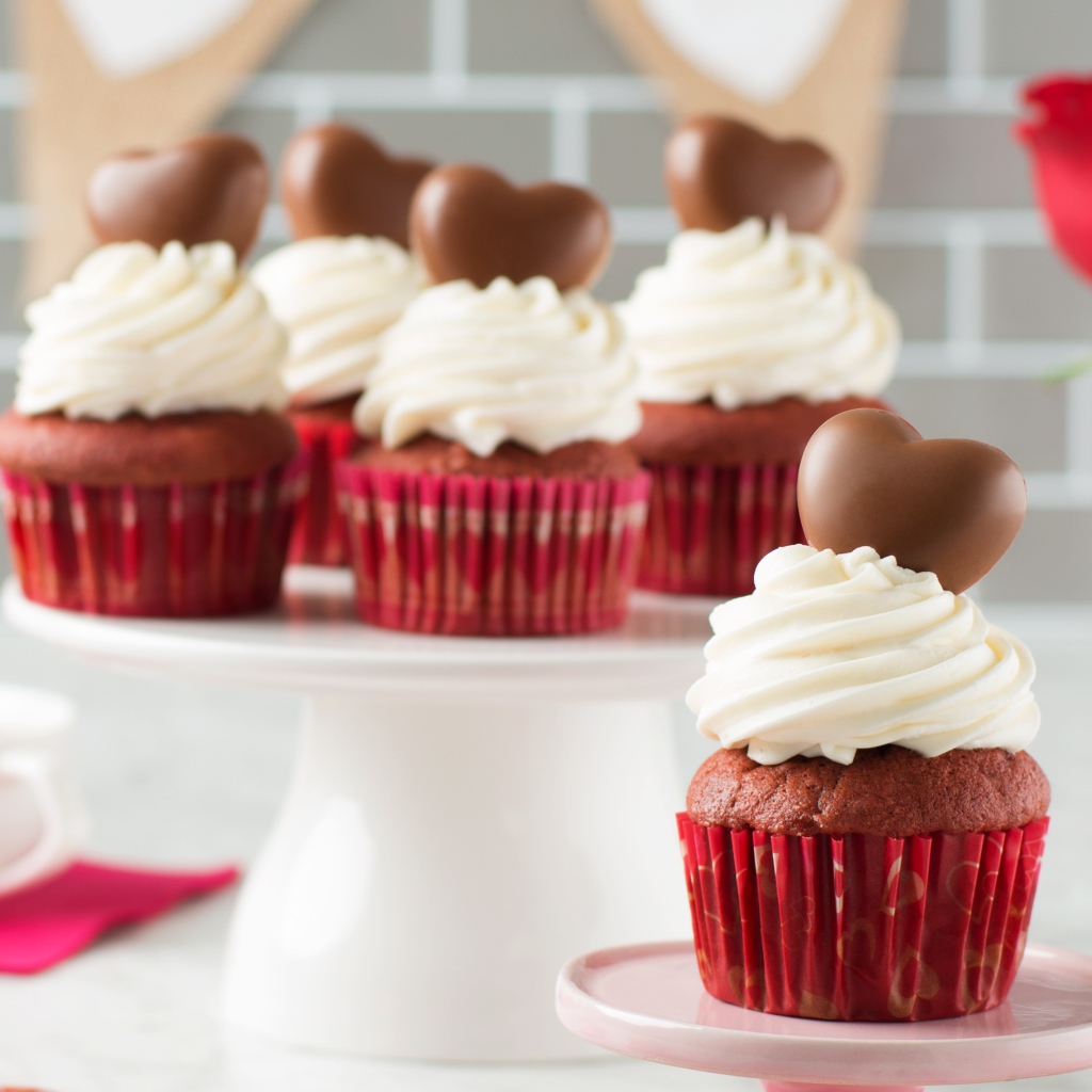 Кекс со сливками и шоколадным сердечком