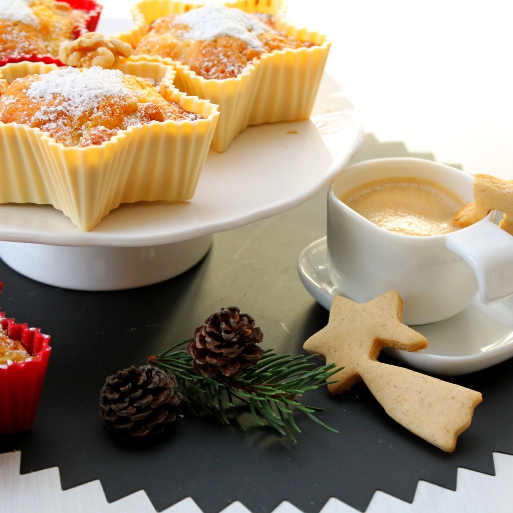 Кексы с сахарной пудрой на столе с кофе