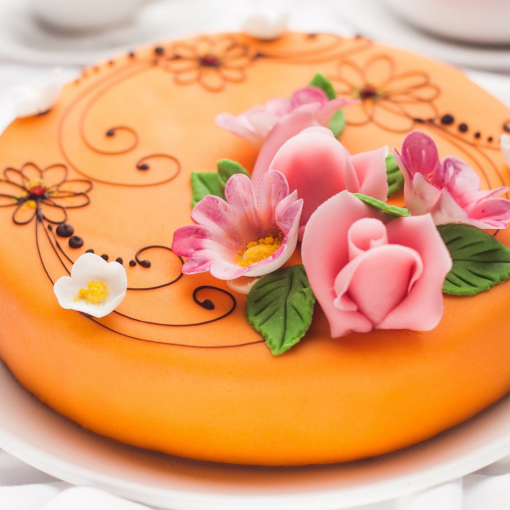 Нежный торт с розовыми цветами 