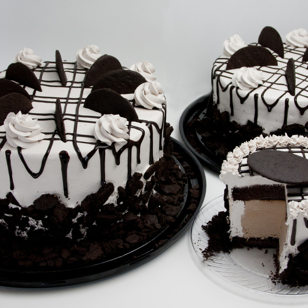 Вкусное пирожное с шоколадным печеньем  