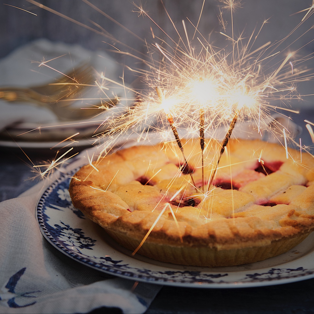 Аппетитный пирог с зажженными бенгальскими огнями