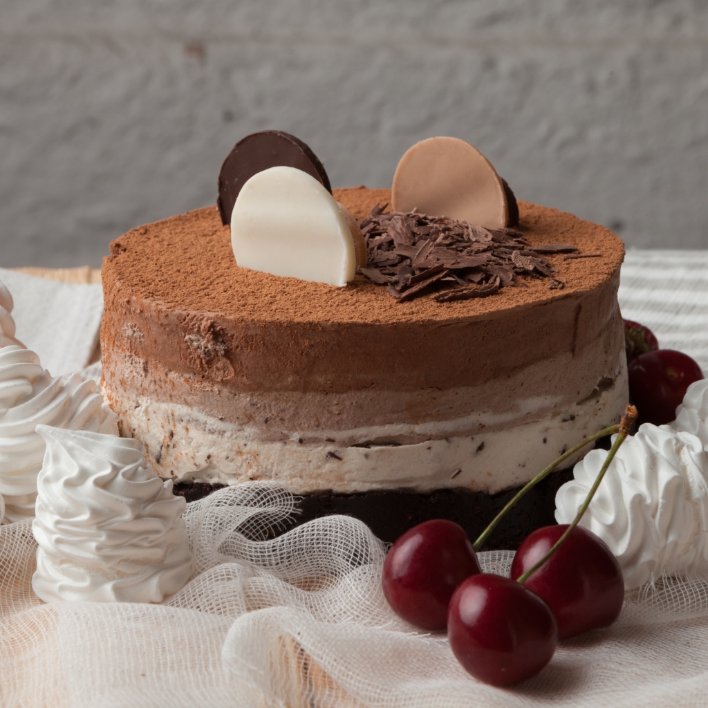 Вкусный торт с меренгой и вишнями