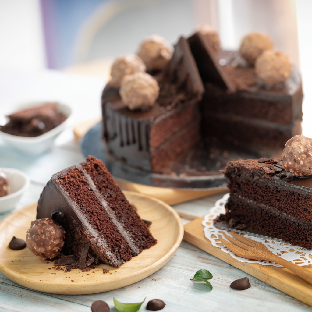 Аппетитный шоколадный торт на столе 