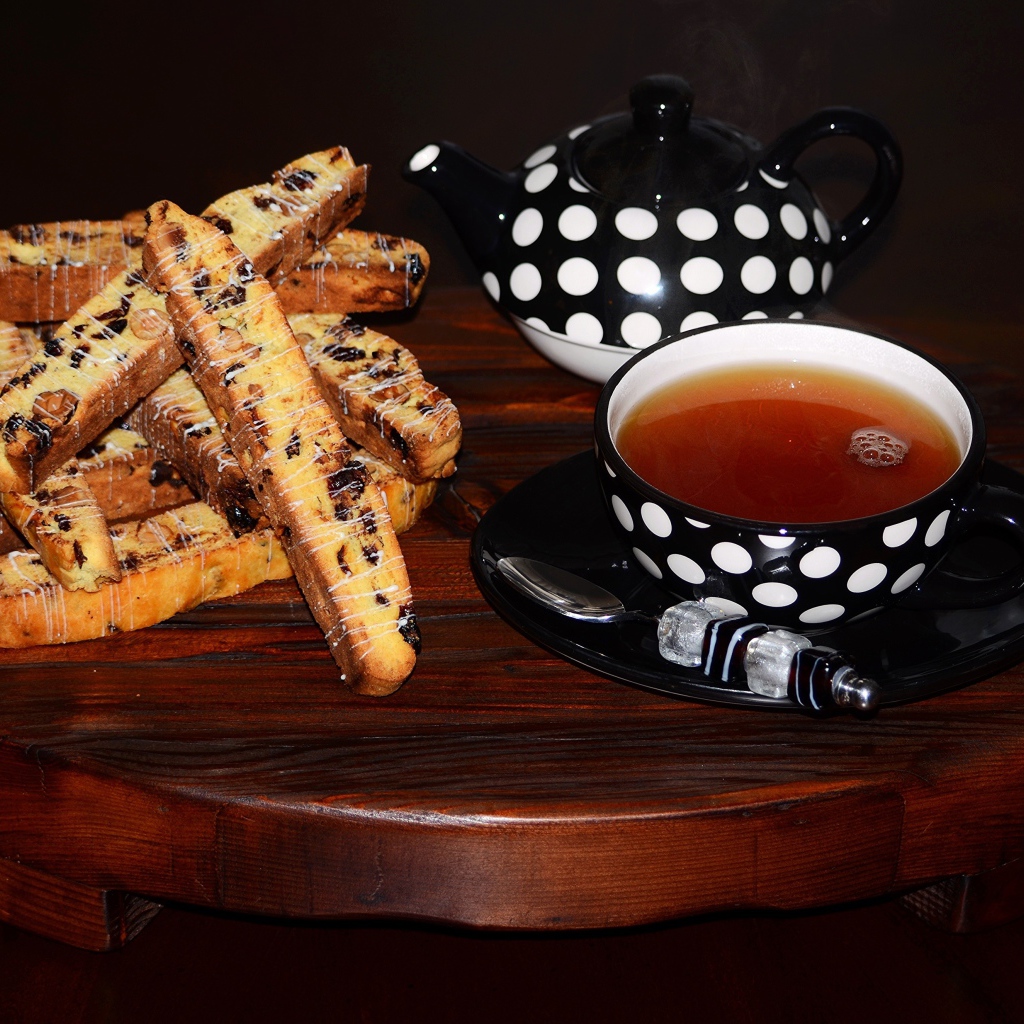 Вкусное печенье с орехами на столе с чашкой чая