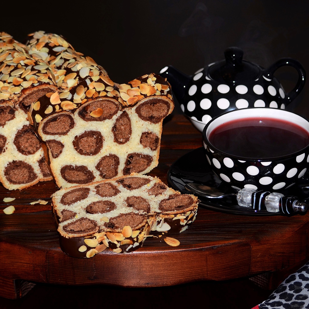 Вкусный леопардовый торт на столе с чашкой чая