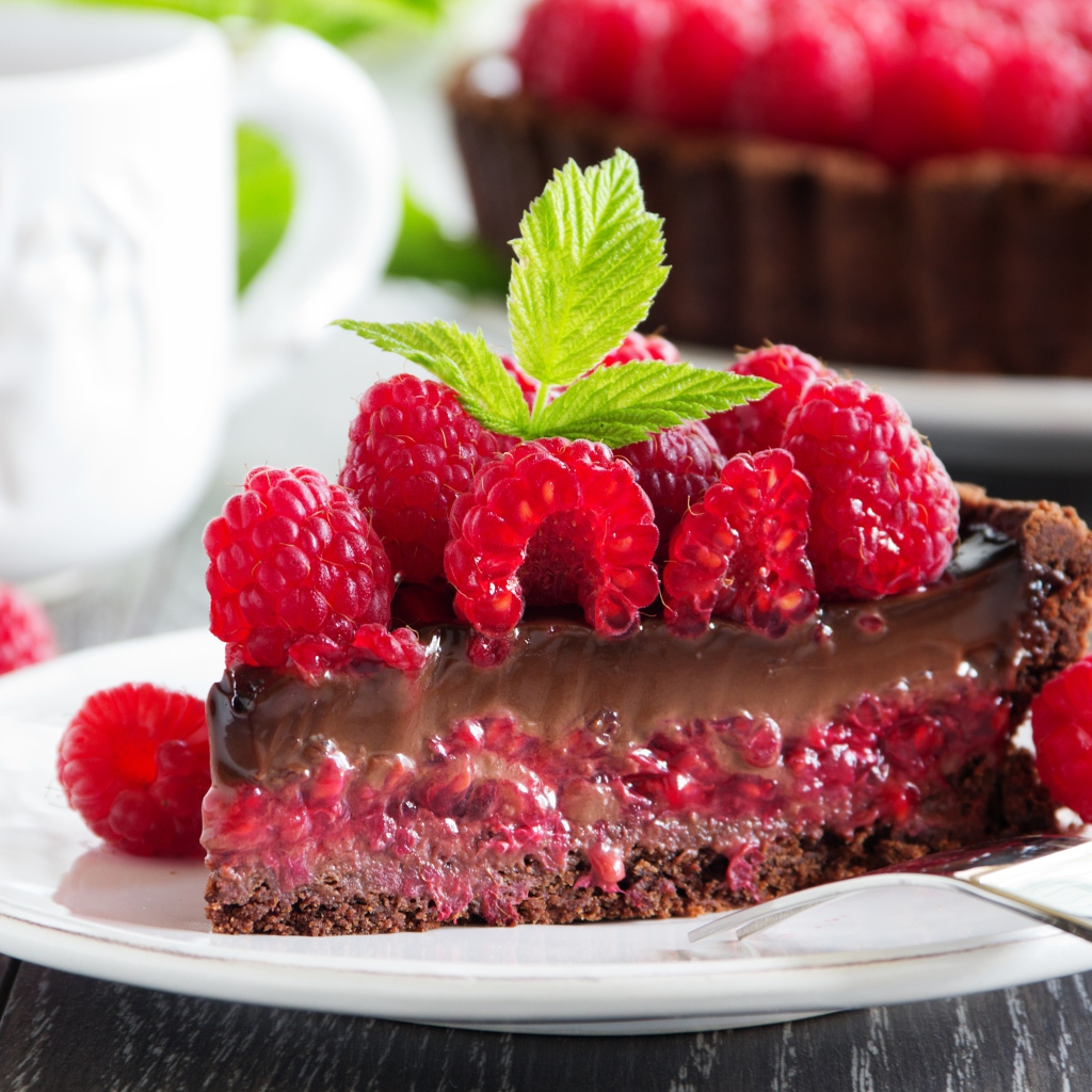 Вкусный пирог с шоколадом и ягодами малины 