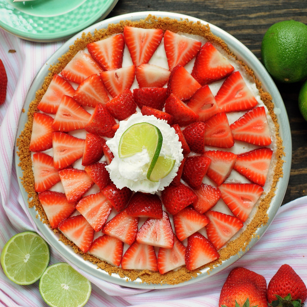 Вкусный пирог с кремом, клубникой и лаймом