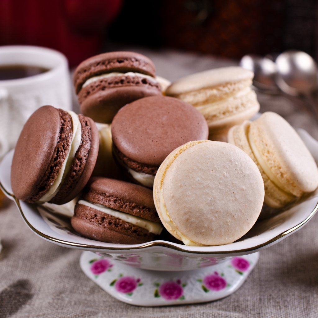 Десерт макарун в вазе на столе с чаем