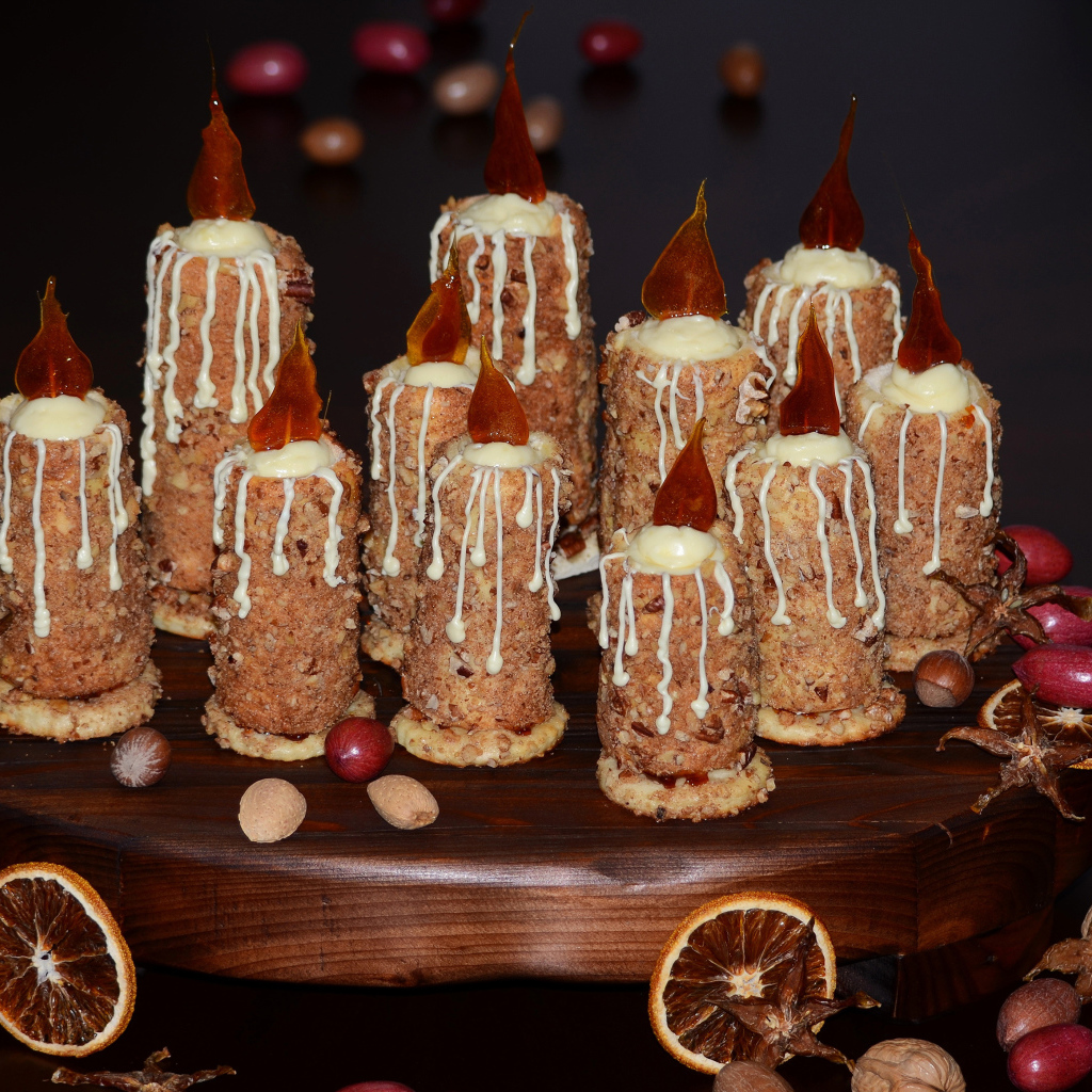 Десерт свечи на черном фоне