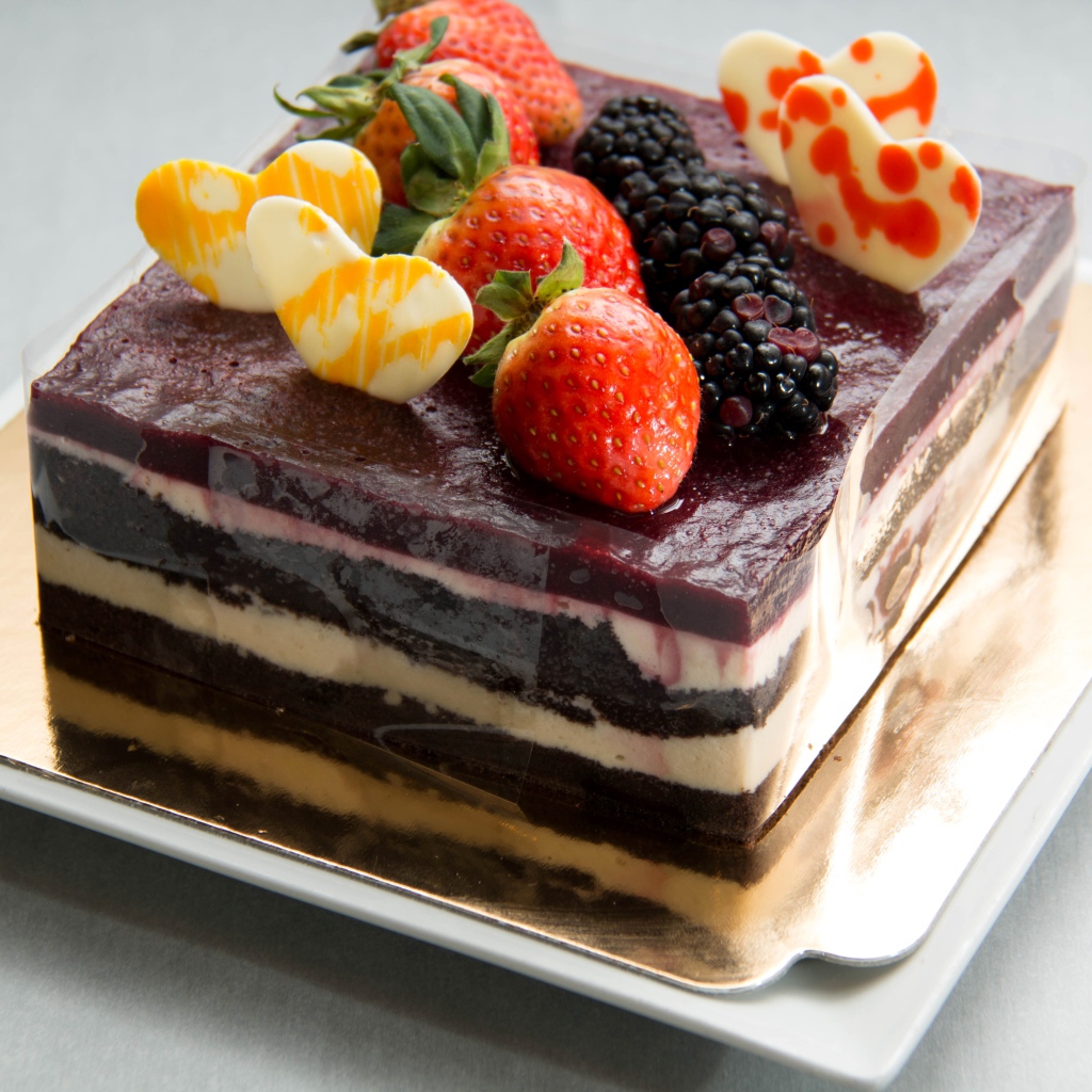 Десерт суфле с ягодами на сером фоне