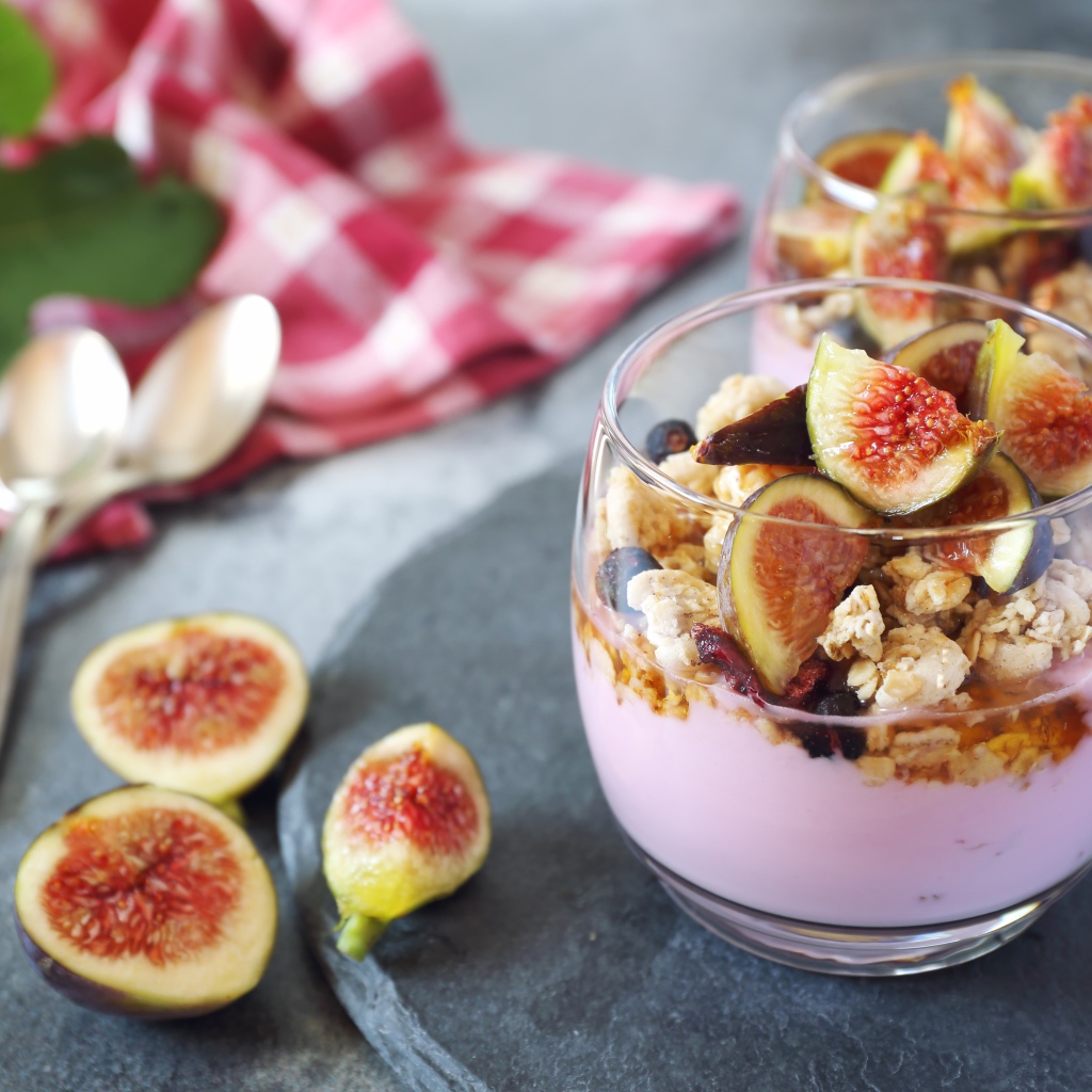 Десерт с хлопьями и кусочками инжира