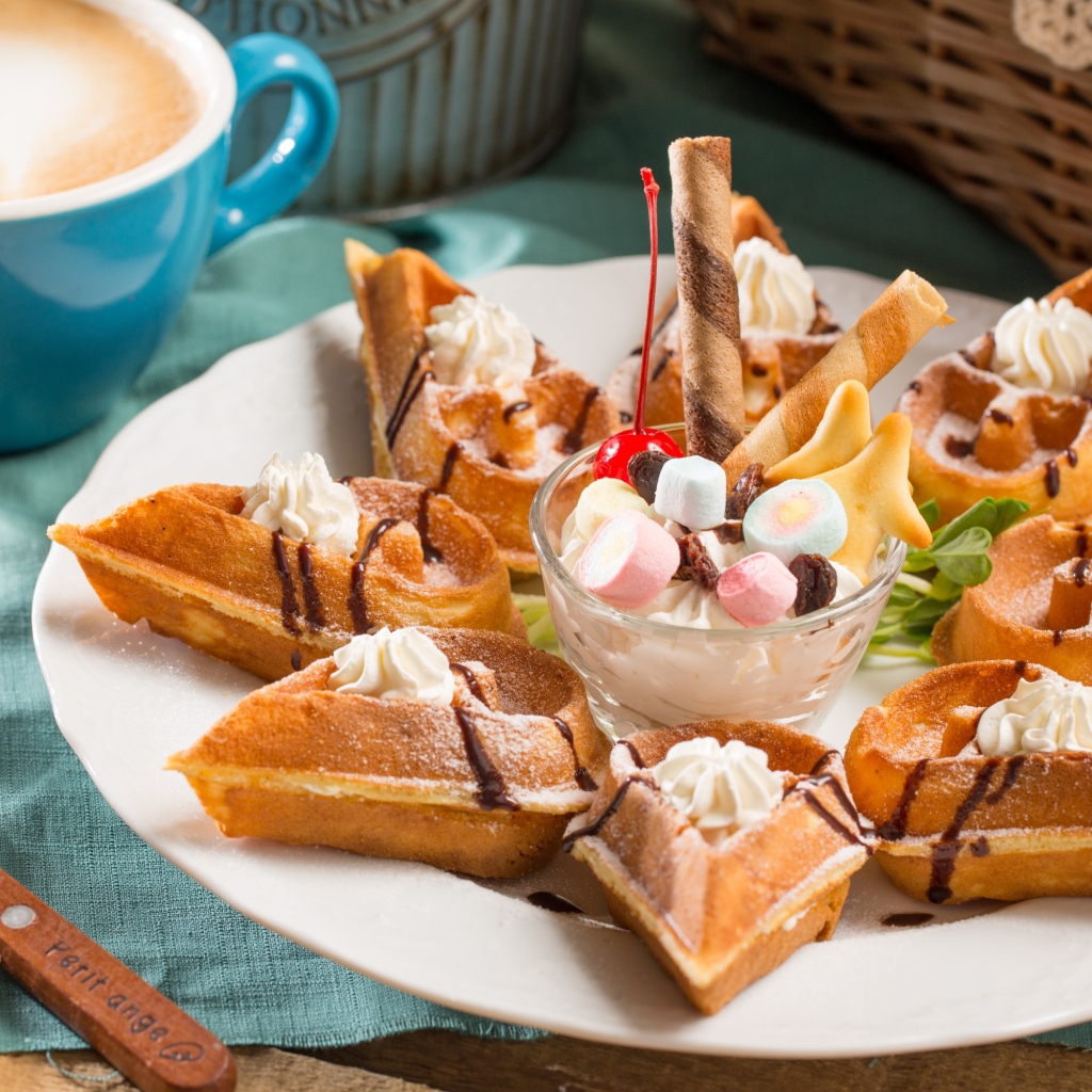 Десерт с мороженым и чашкой кофе