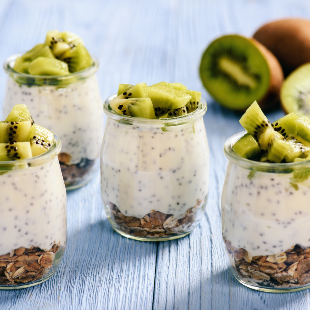 Десерт с овсяными хлопьями и йогуртом в стаканах с кусочками киви