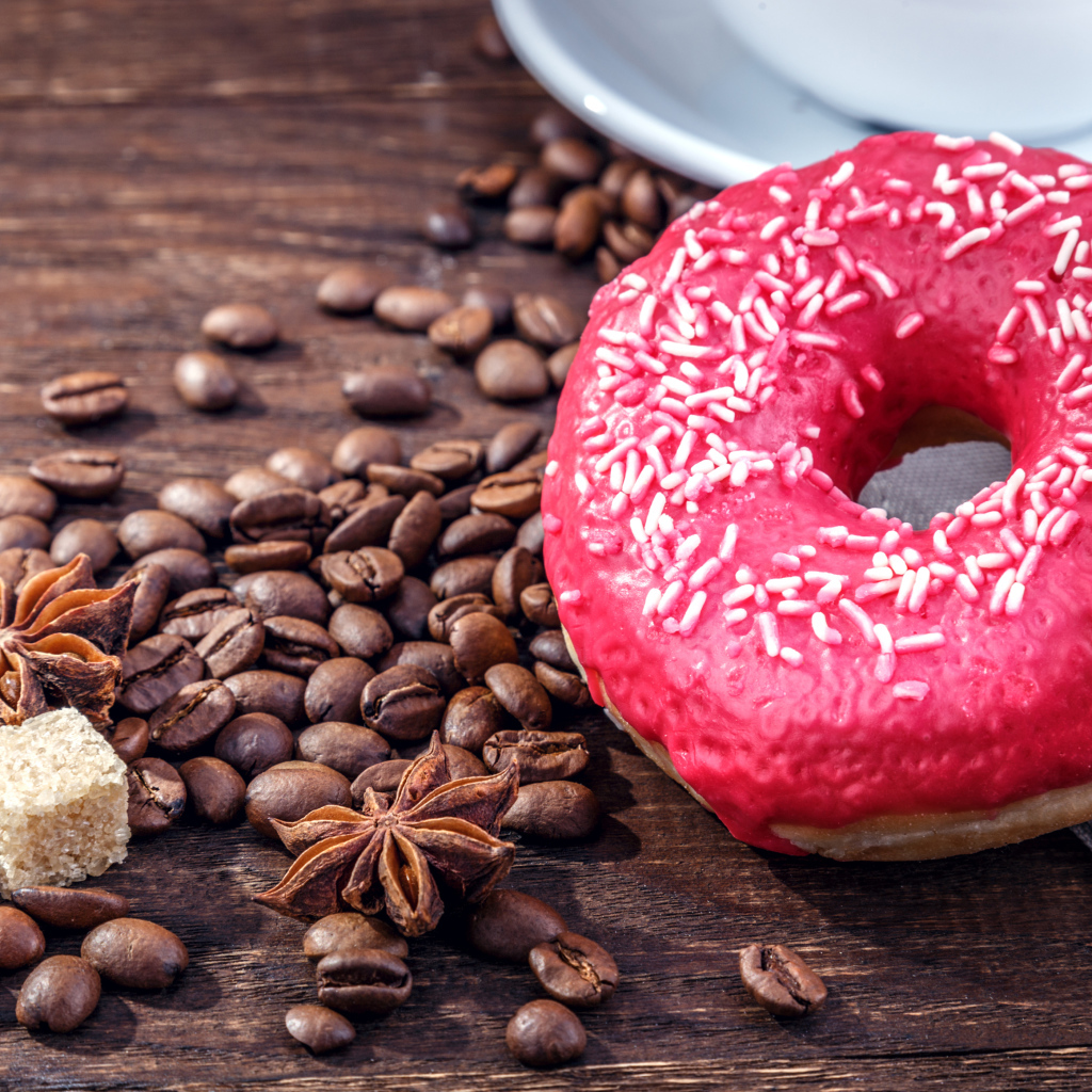 Пончик с глазурью, зернами кофе,  сахаром и бадьяном
