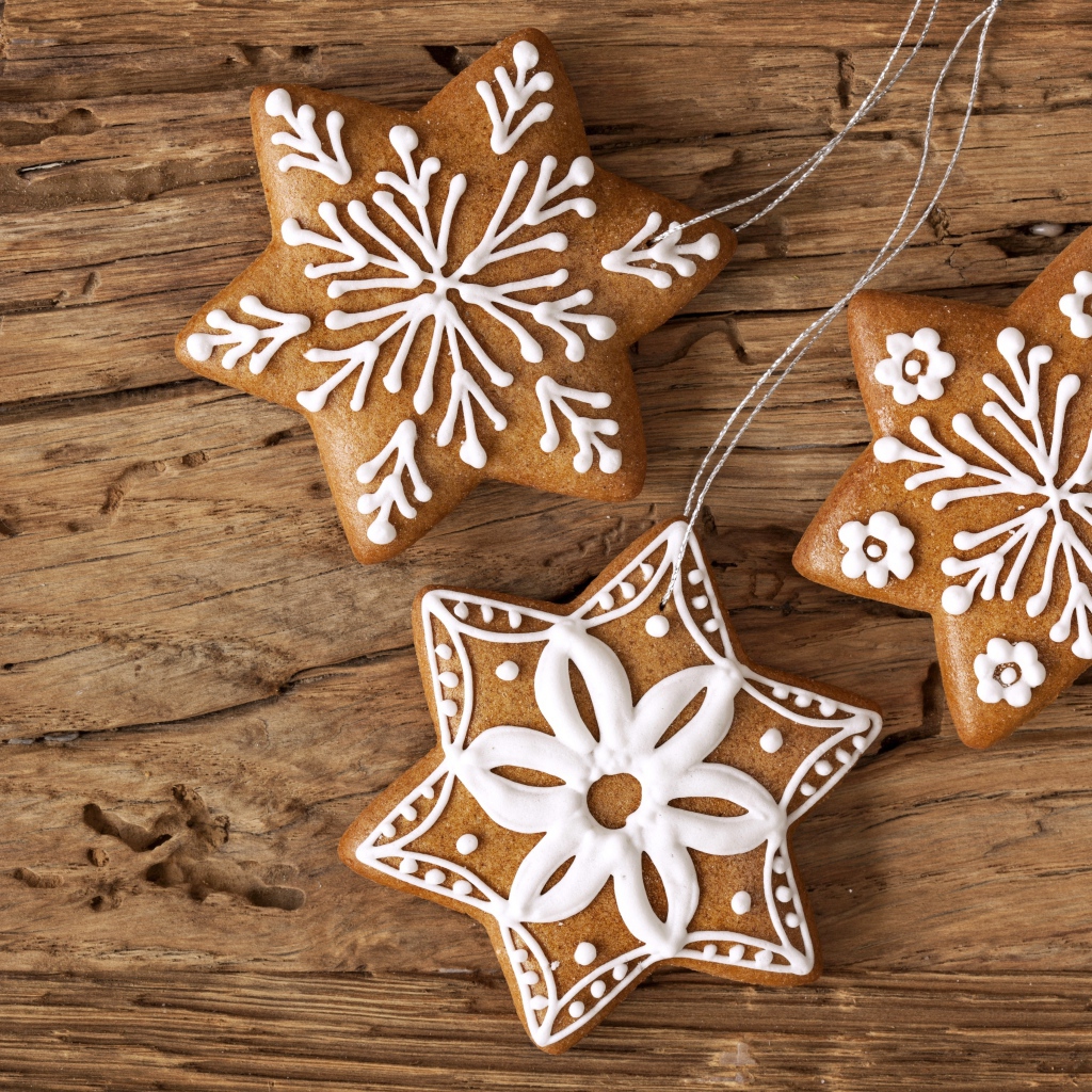 Праздничное имбирное печенье на новый год на деревянном столе