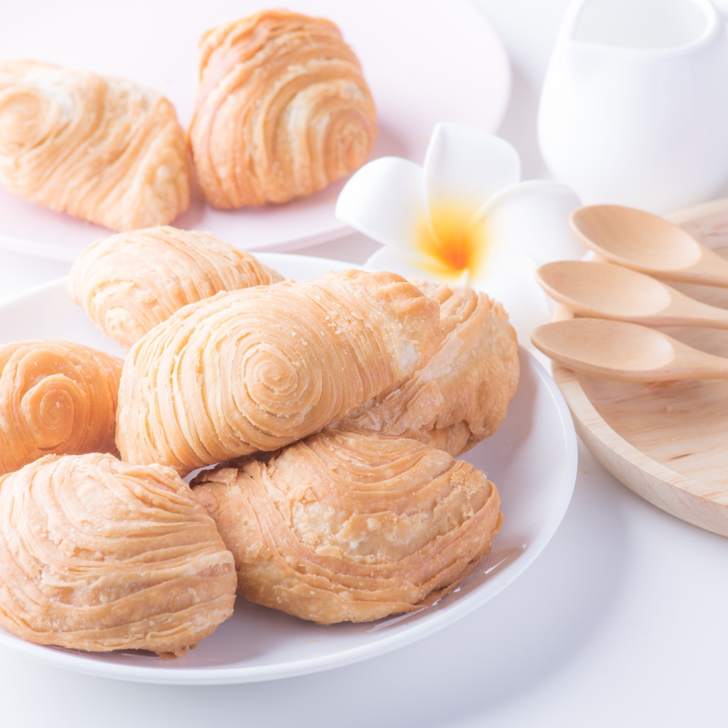 Свежая выпечка на столе к завтраку