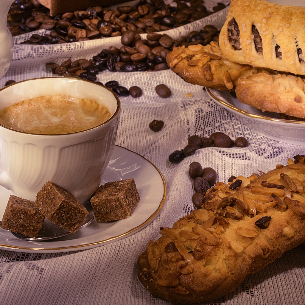 Свежая выпечка на столе с чашкой кофе 