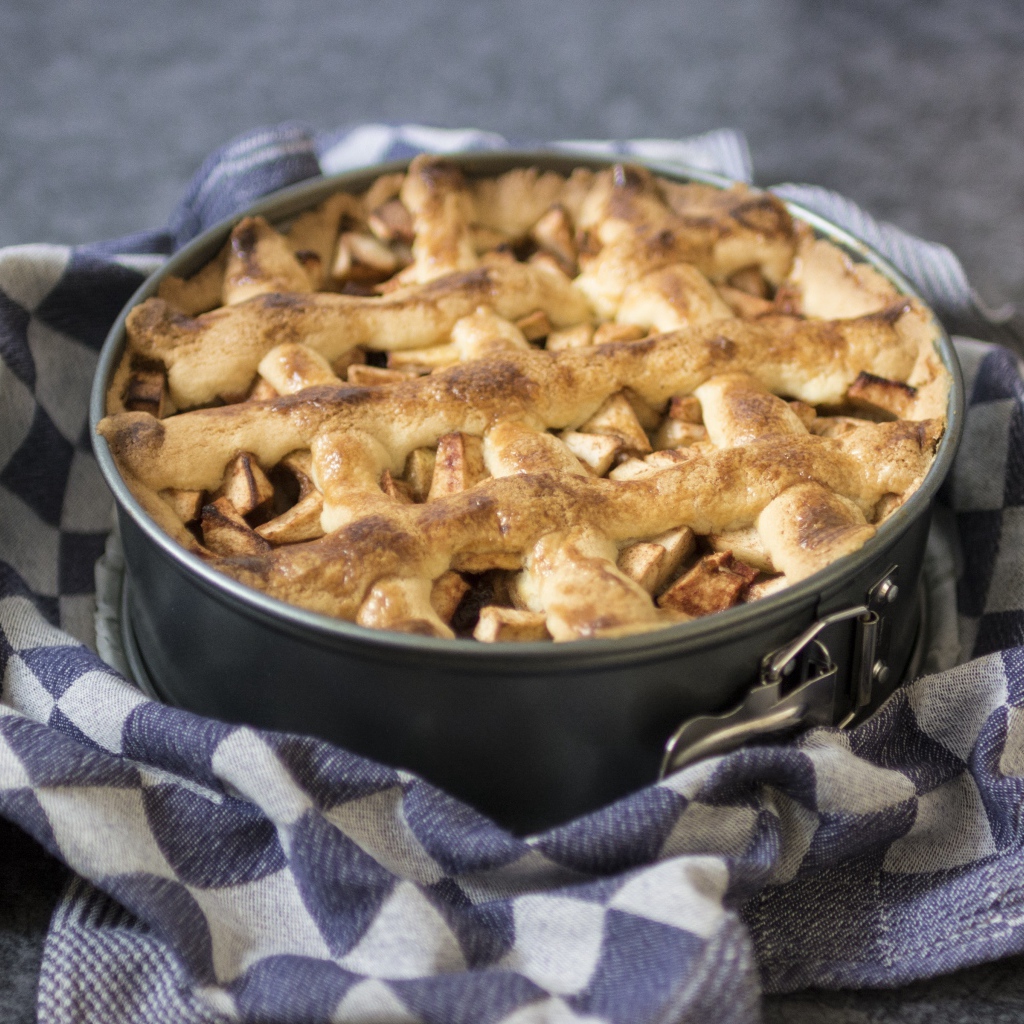 Свежий пирог на столе в форме для выпечки