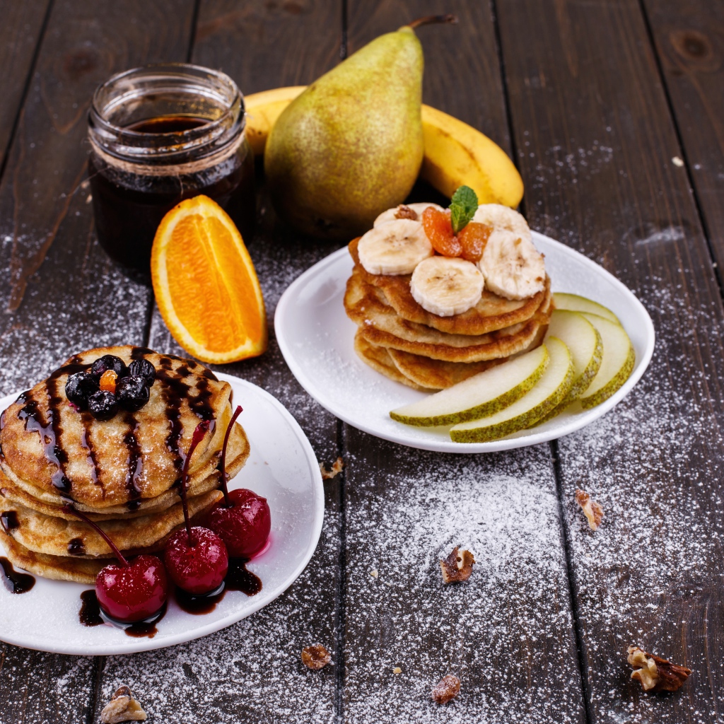 Оладьи на столе с джемом и фруктами