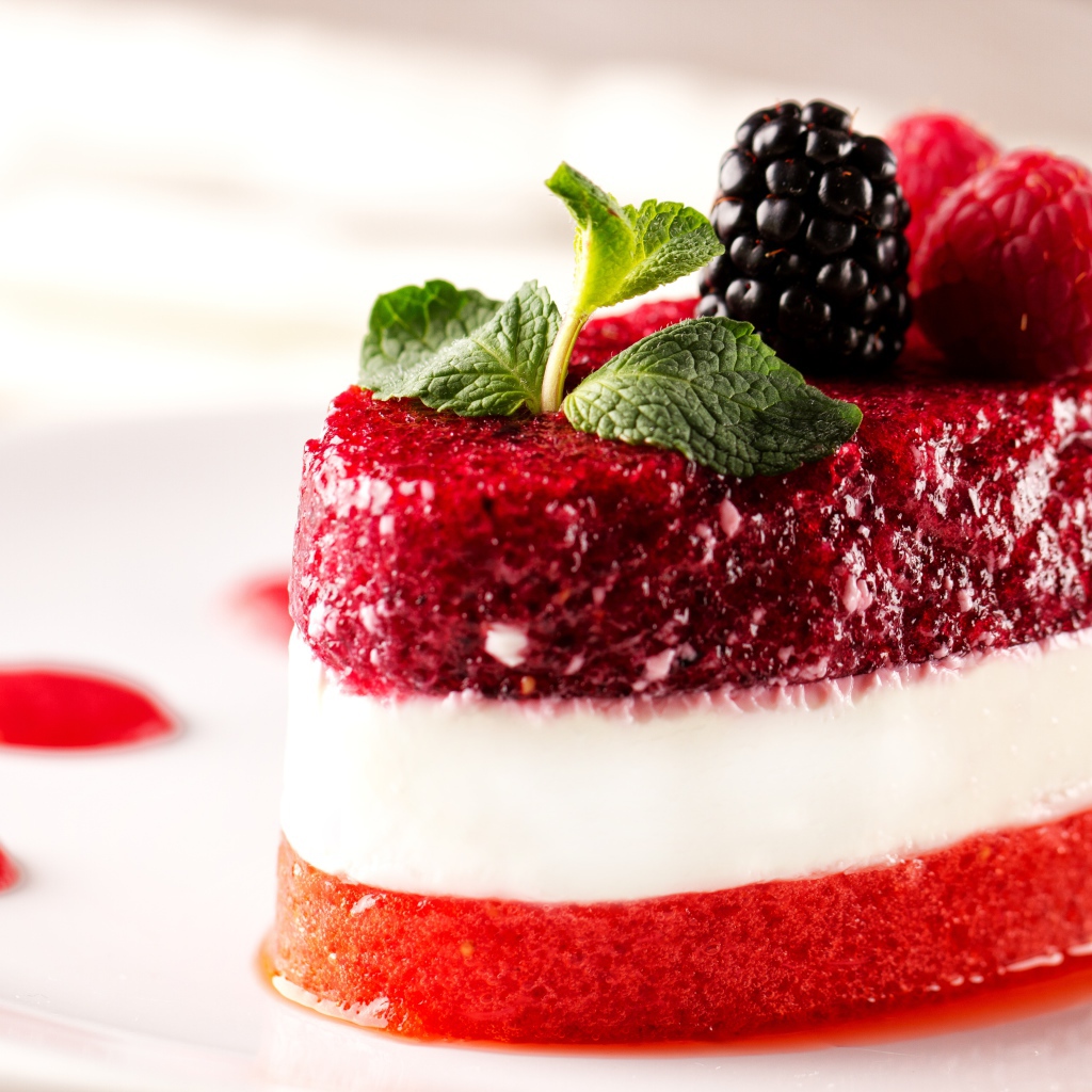 Фруктовый десерт с мятой и свежими ягодами малины и ежевики