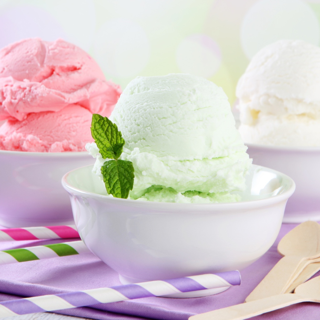 Шарики фруктового мороженого с листьями мяты