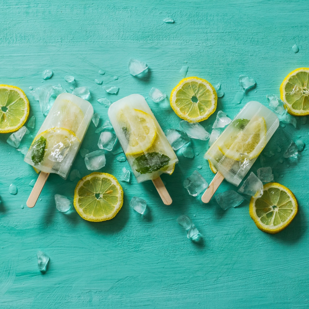 Фруктовое мороженое с лимоном и кусочками льда на столе 