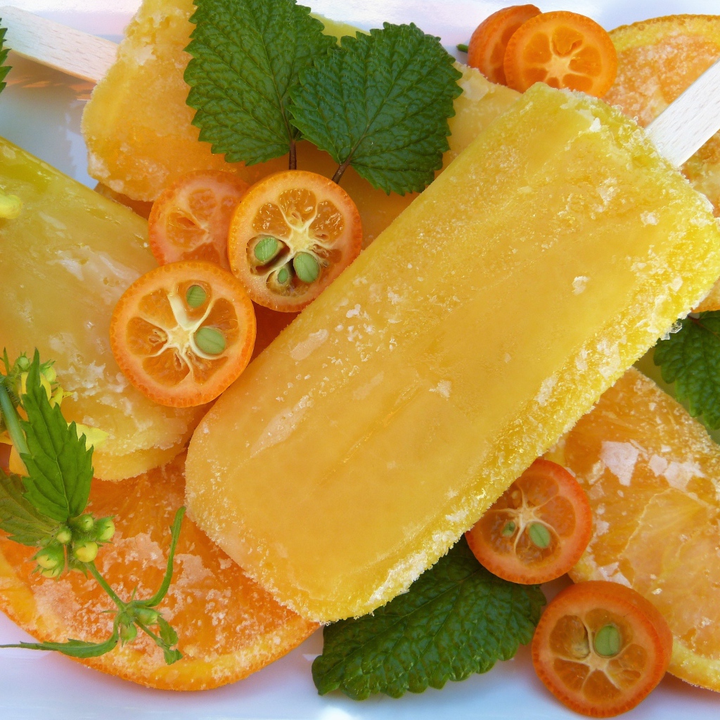 Фруктовое мороженое с кусочками апельсина