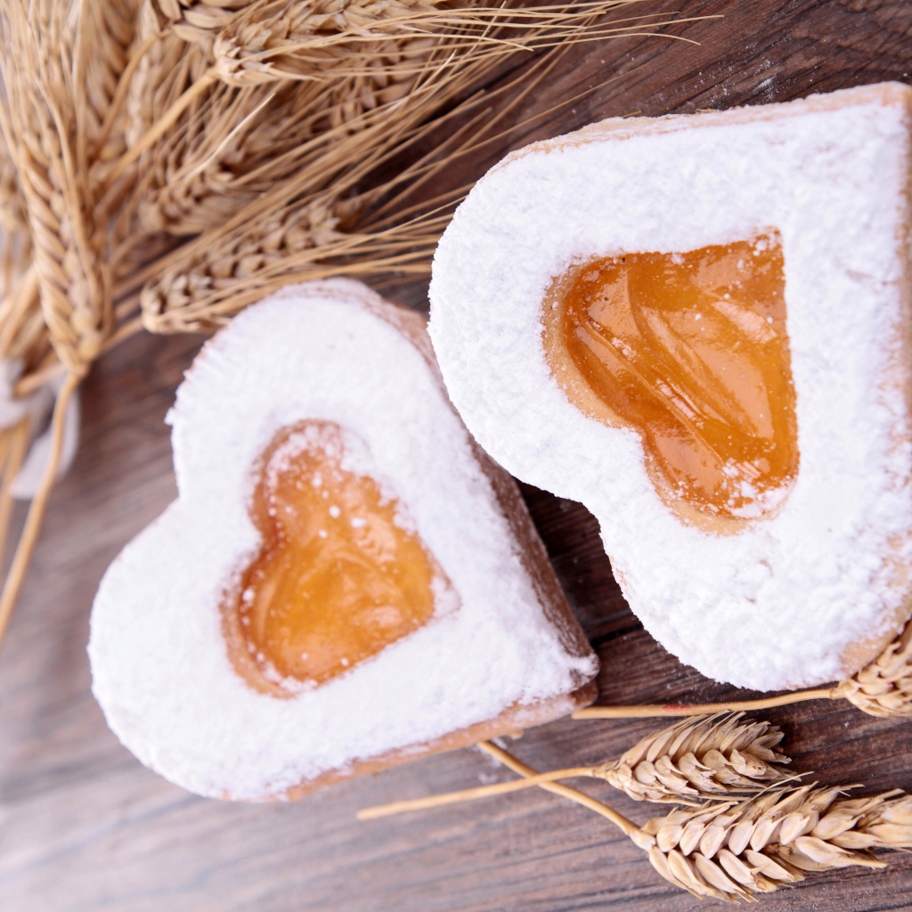 Печенье в форме сердца на столе с колосьями пшеницы