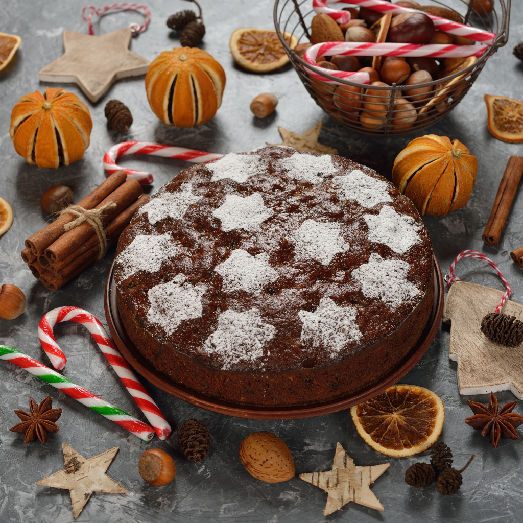 Праздничный пирог с пряностями и орехами на столе