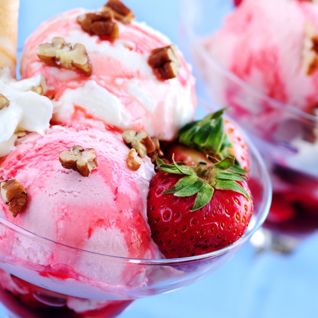 Мороженое с грецкими орехами и ягодами клубники 