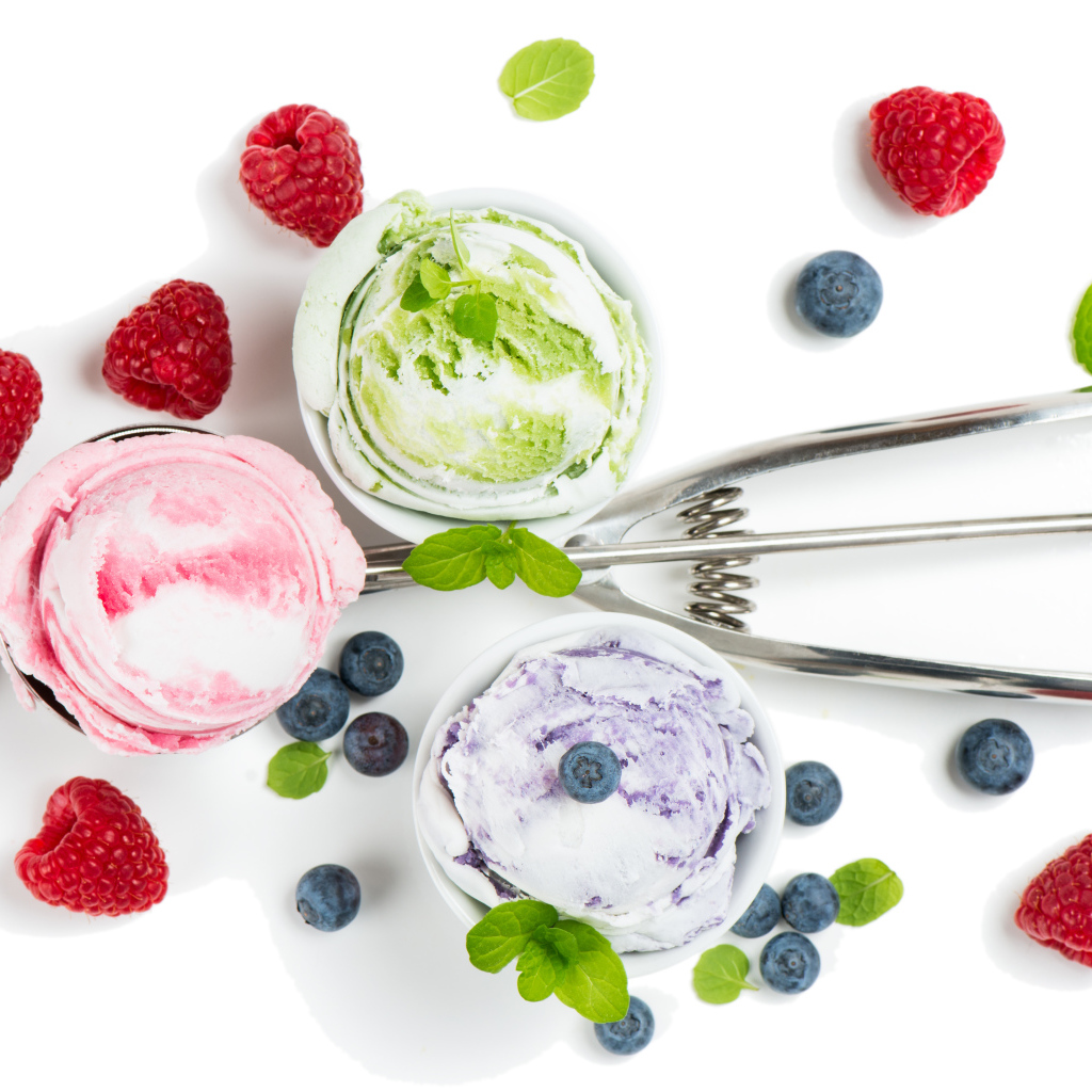 Шарики мороженого на столе с ягодами черники и малины 