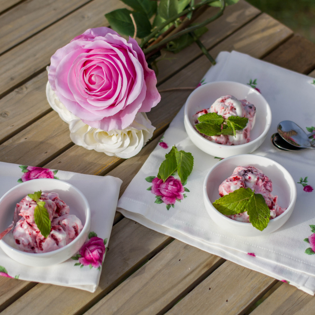 Мороженое в пиалах на столе с розами 
