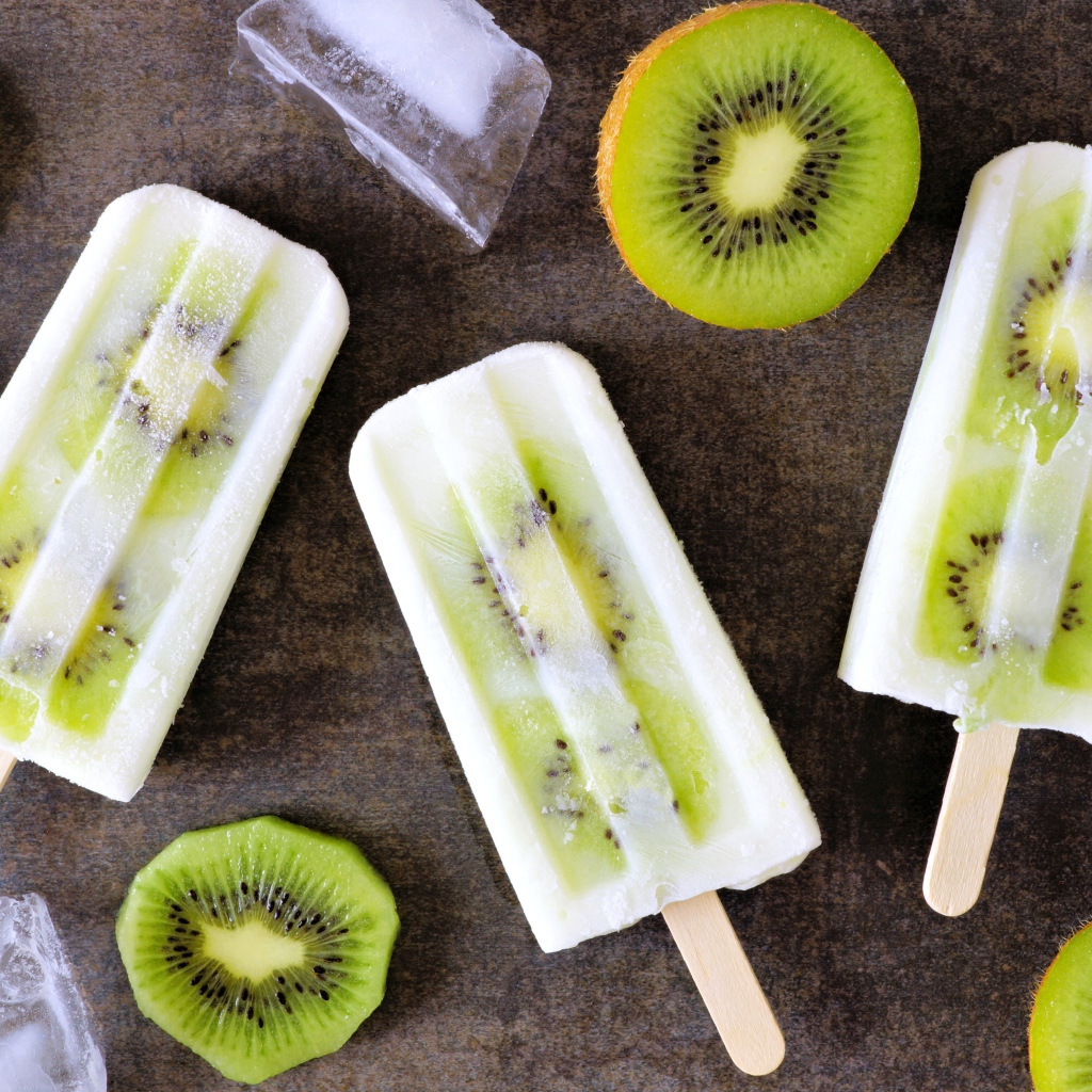 Мороженое на палочке с кусочками киви