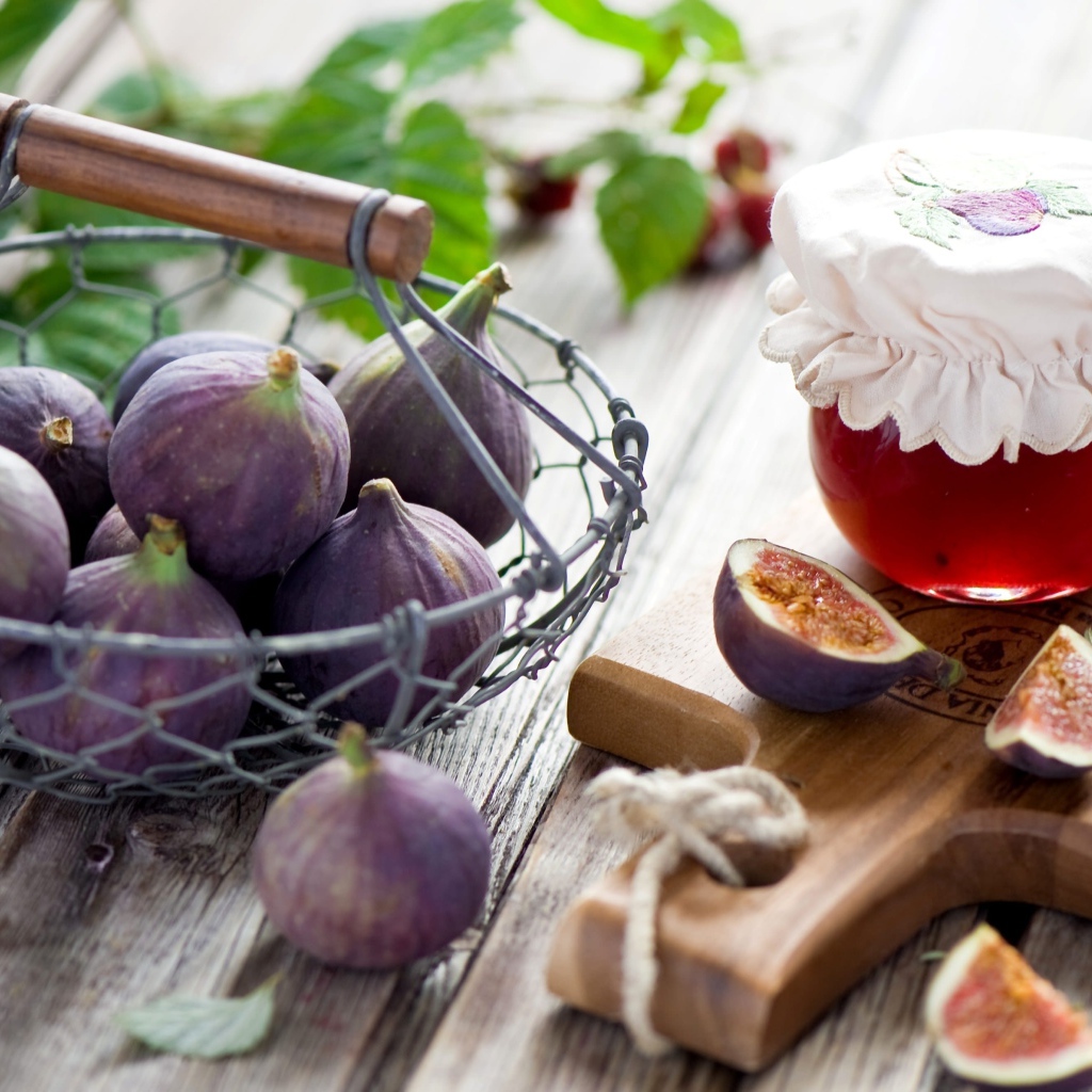 Джем и свежие плоды инжира на столе