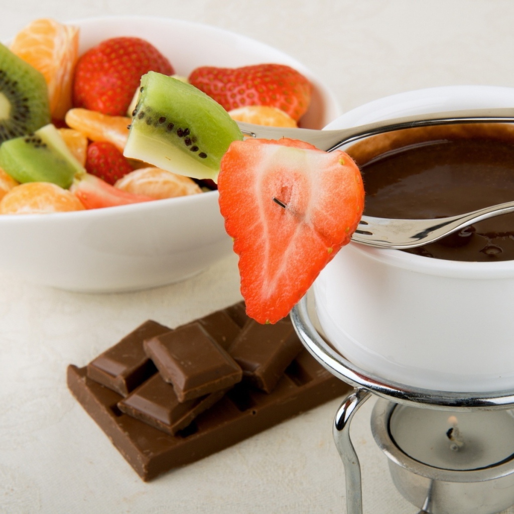 Жидкий шоколад с клубникой и киви 