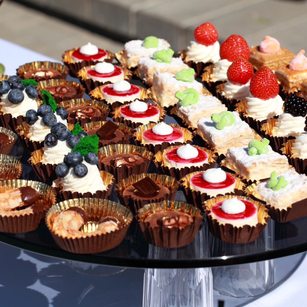 Много разных сладких десертов на столе