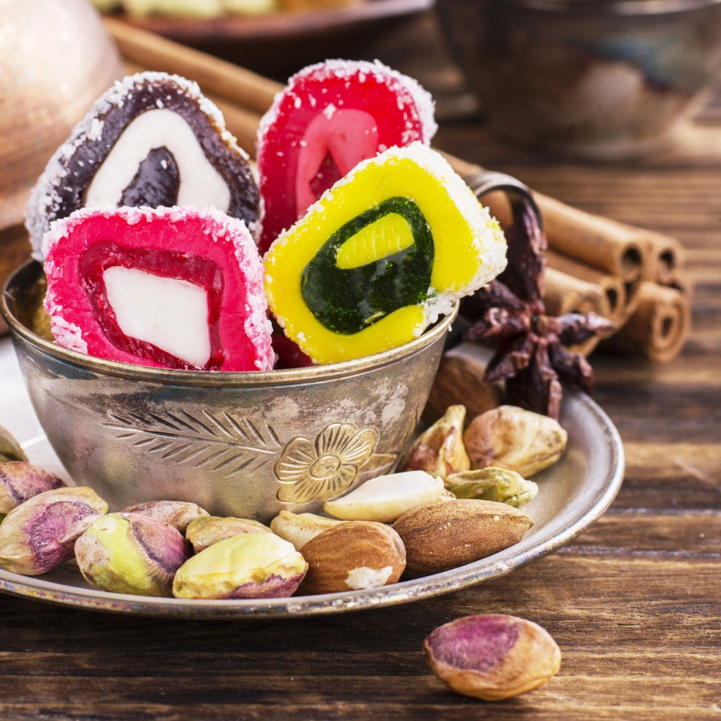 Мармелад в тарелке с фисташками