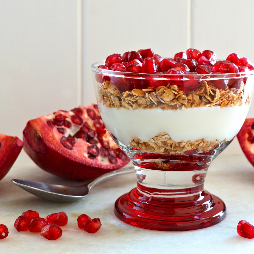 Десерт из мюсли с йогуртом и зернами граната