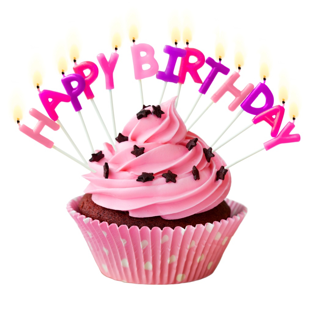 Маффин с кремом и свечами с Днем рождения на белом фоне