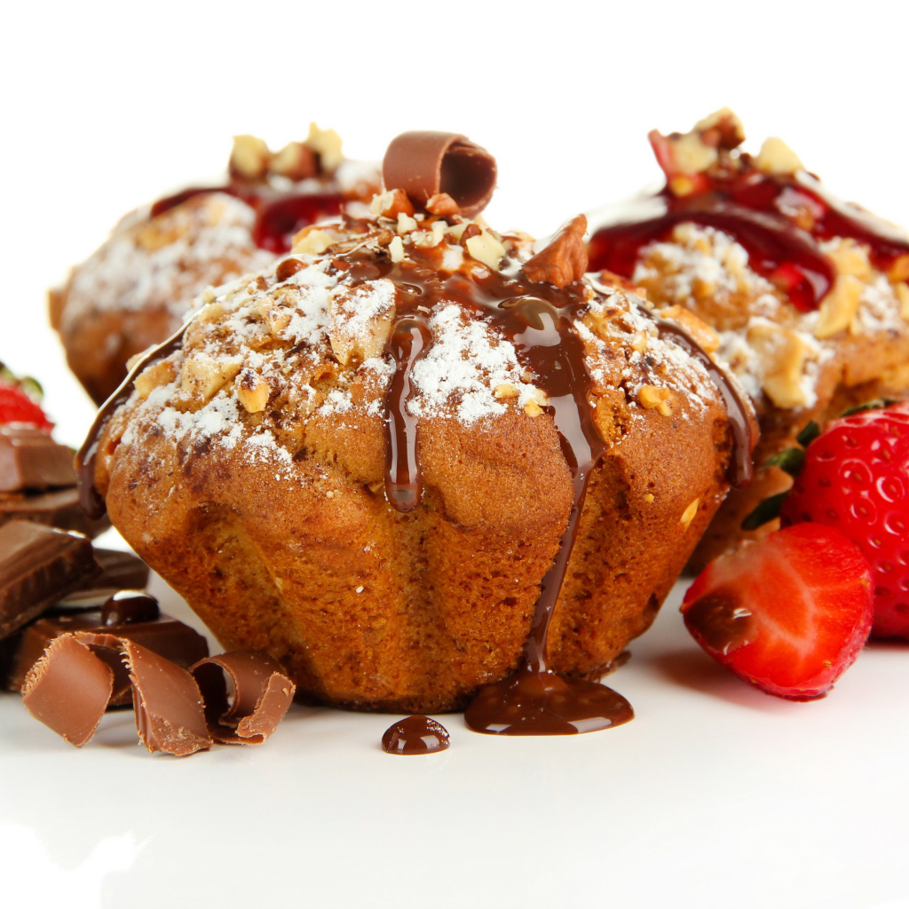 Кексы с сахарной пудрой, орехами, шоколадом и клубникой