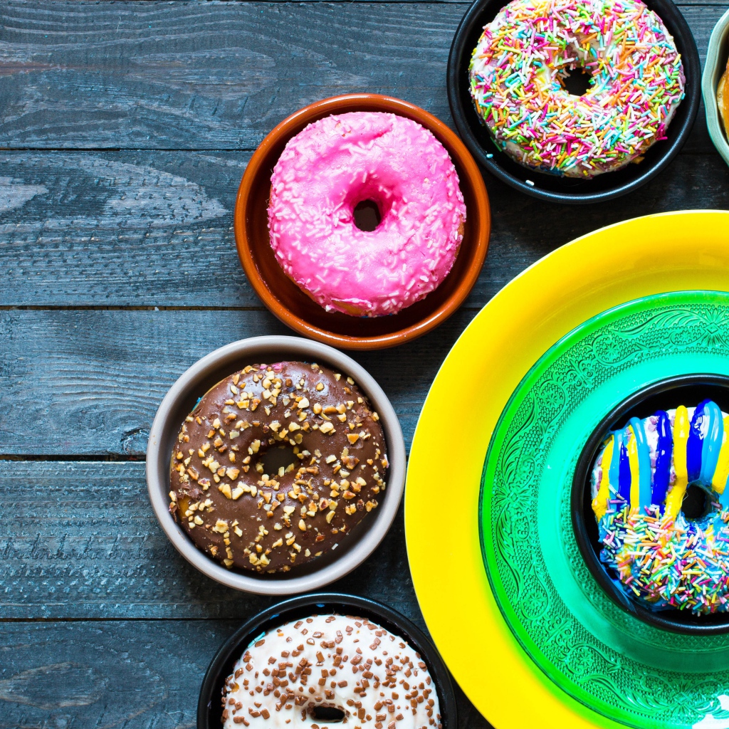 Разноцветные пончики на столе 