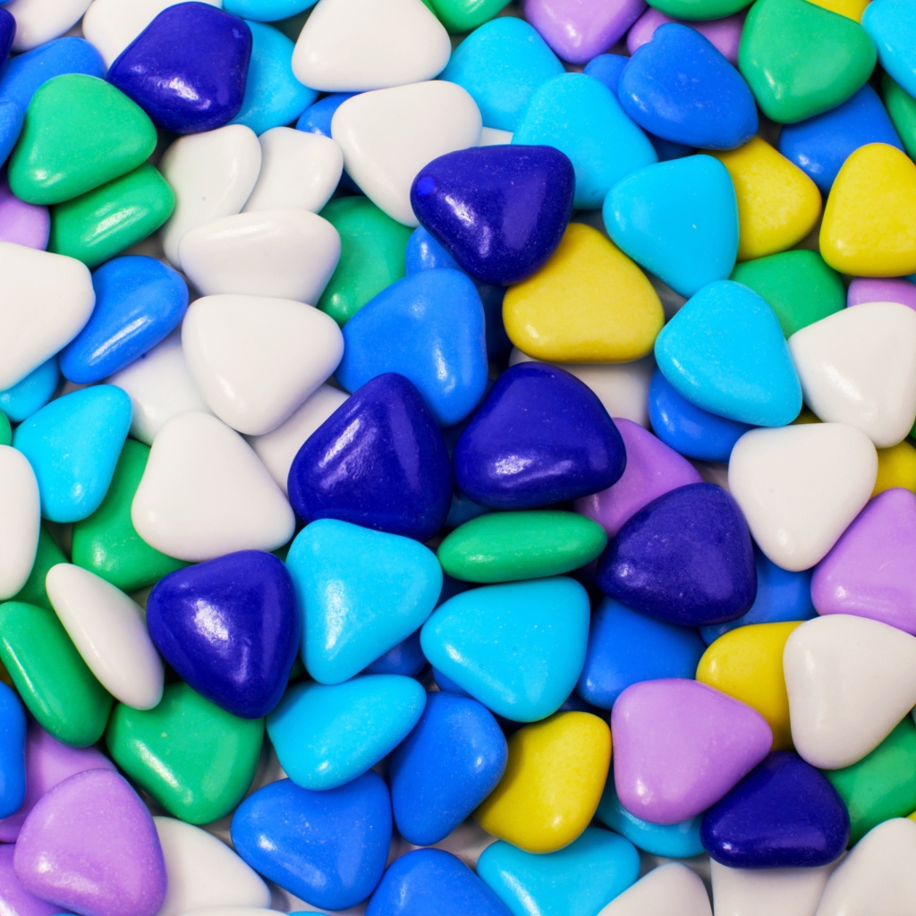 Разноцветные конфеты в форме сердца