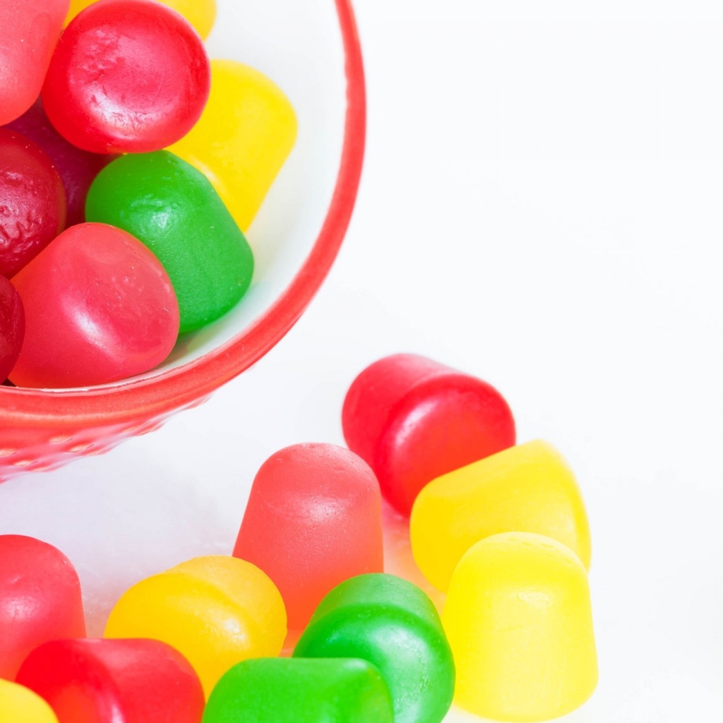 Разноцветные желейные конфеты на белом фоне