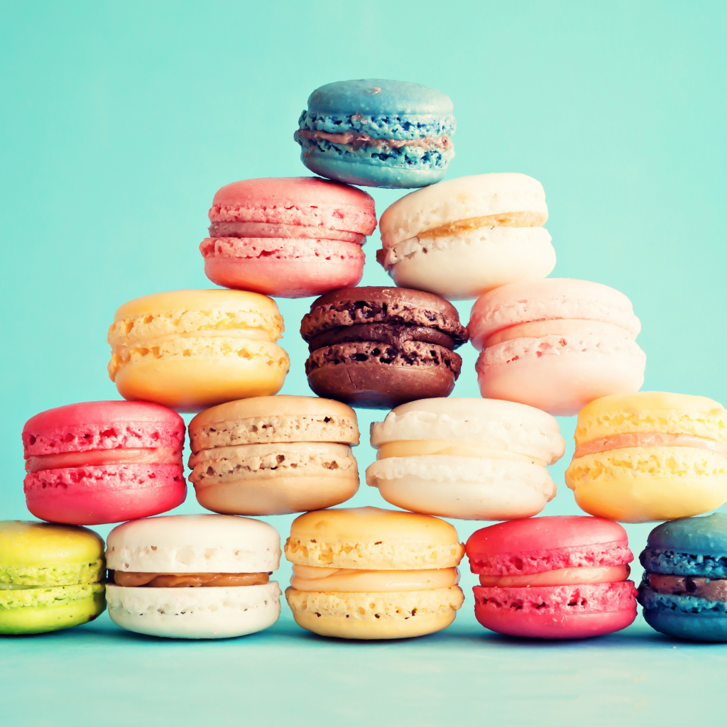 Разноцветный десерт макарон на голубом фоне