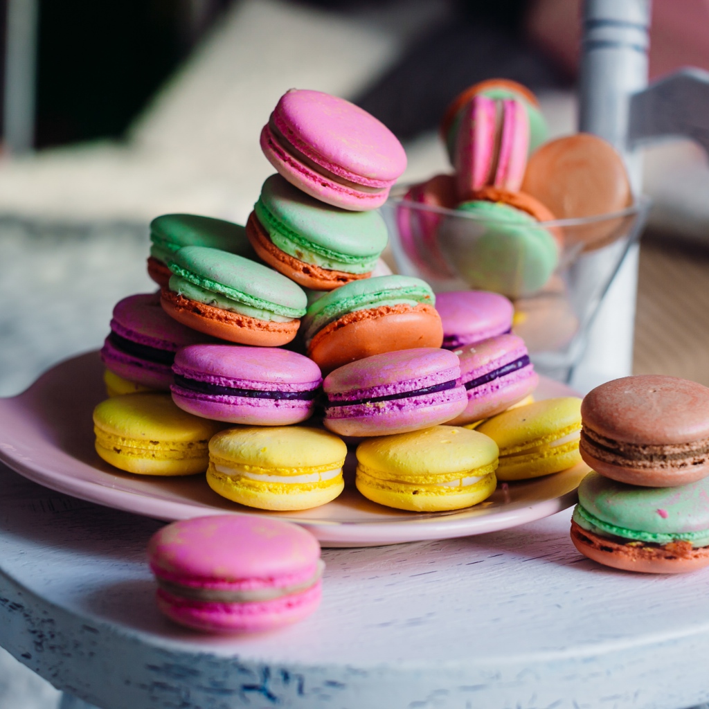 Разноцветные сладости макарон на столе