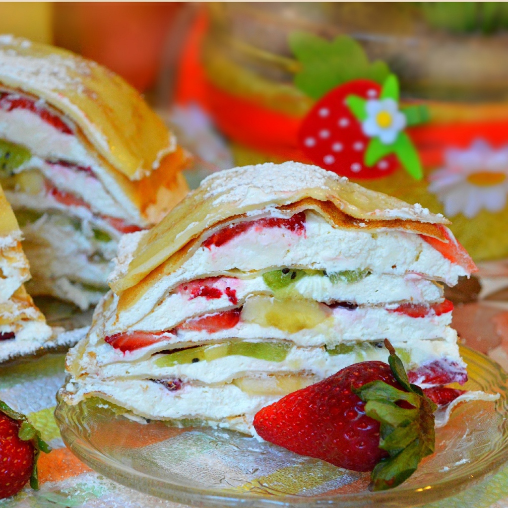 Блинный торт с творогом и фруктами 