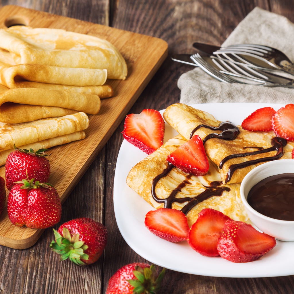 Блины с шоколадом и ягодами клубники 