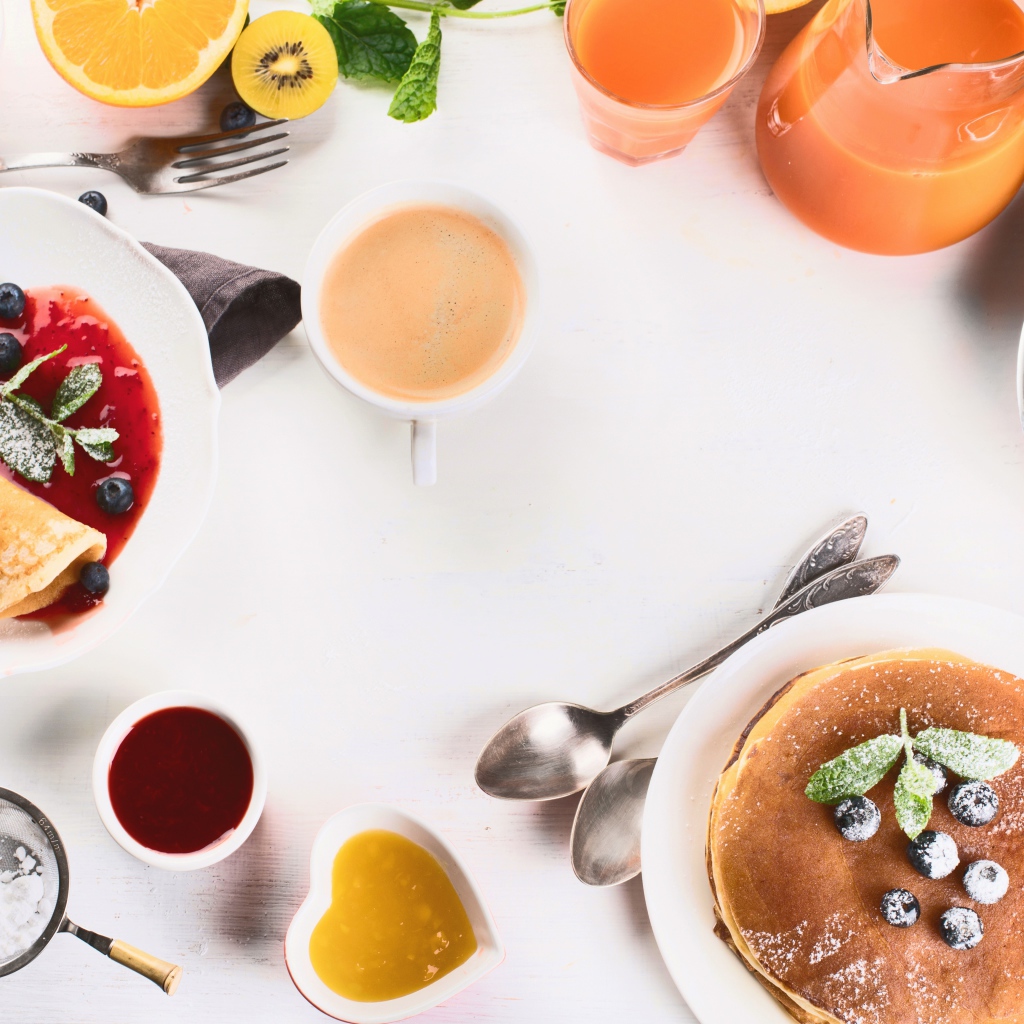 Панкейки с джемом и соком на столе на завтрак 