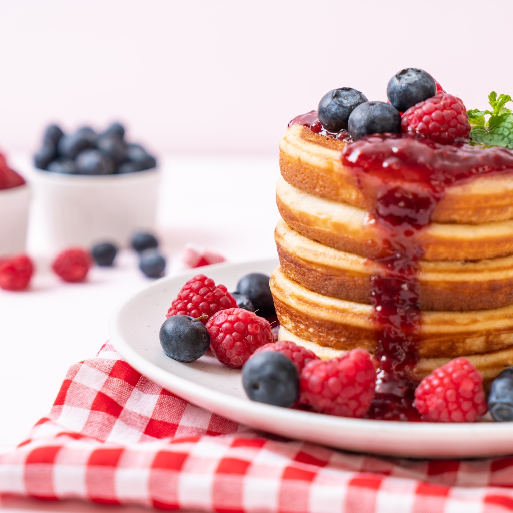 Оладья с джемом и ягодами малины и черники