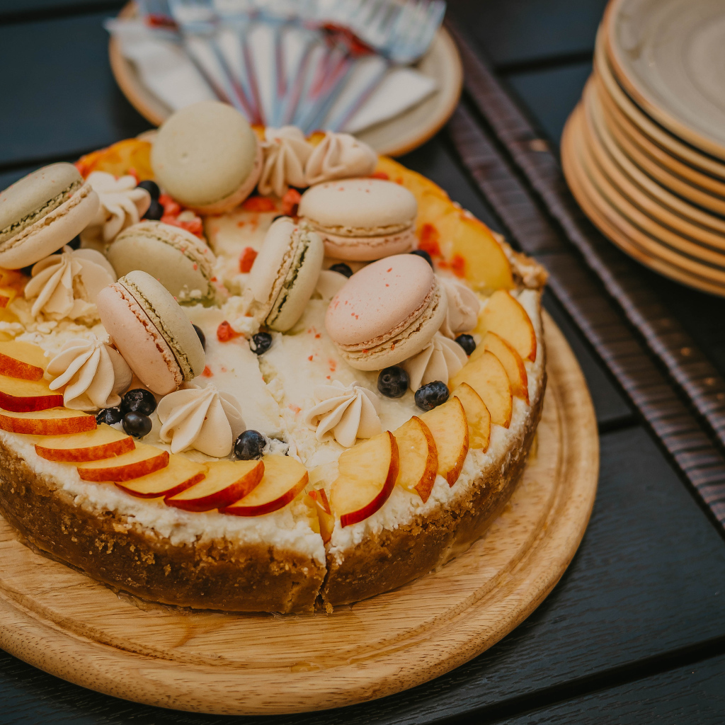 Пирог с яблоками, меренгой и макарунами